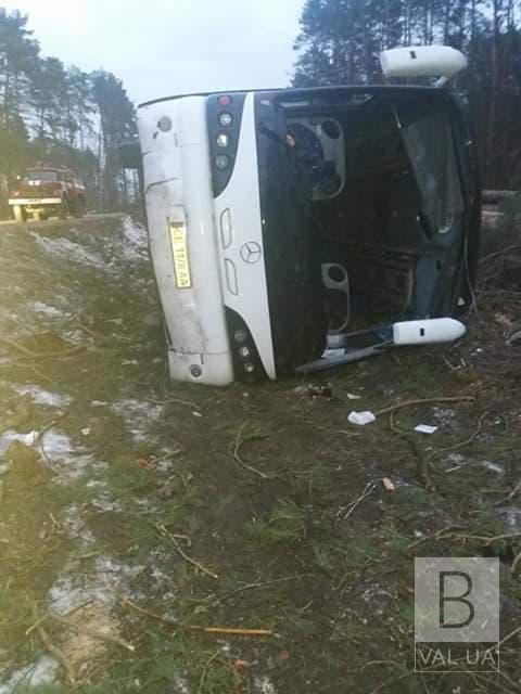 На Чернігівщині перекинувся автобус «Москва-Чернівці»: постраждали 5 пасажирів. ФОТО