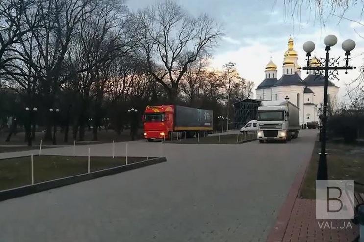Фурами по мостовой: Чернигов готовят к приезду Порошенко ВИДЕО