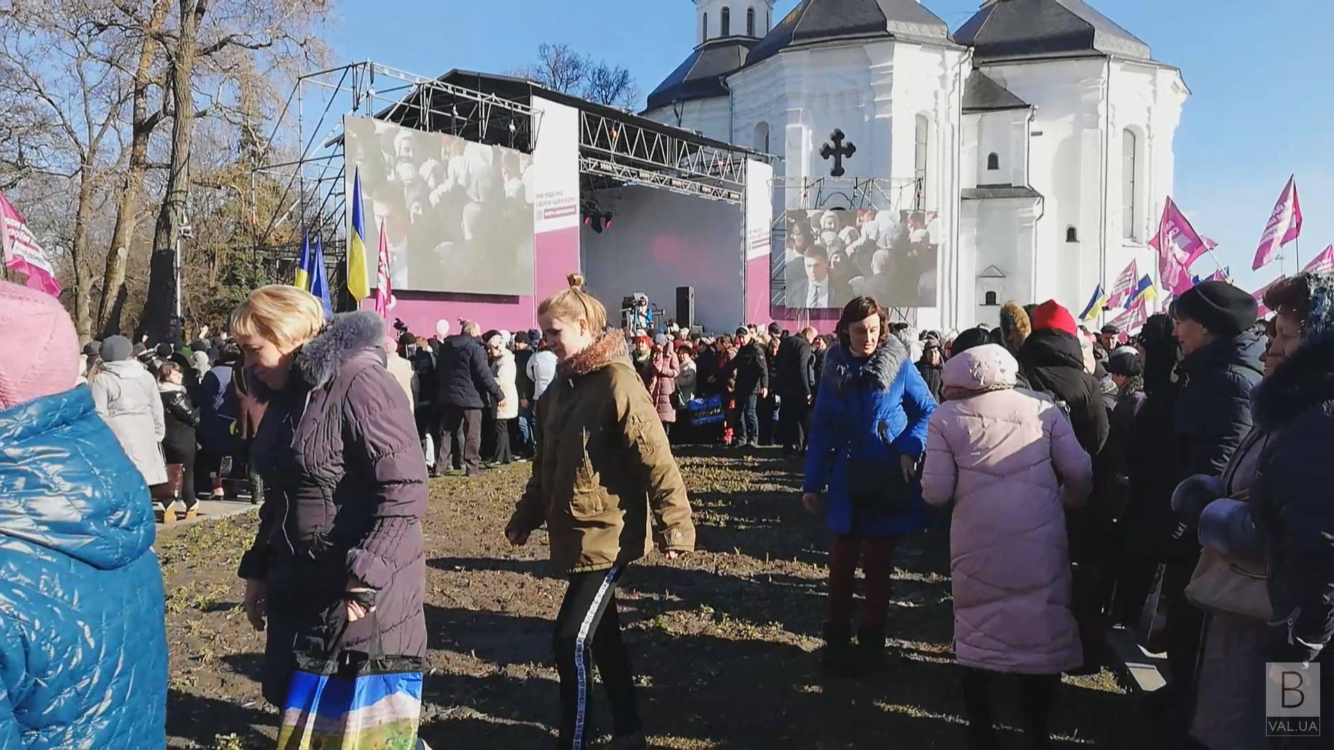 «Зеленбудовцы» сдерживали сторонников Порошенко, чтобы те не топтали тюльпаны ВИДЕО 