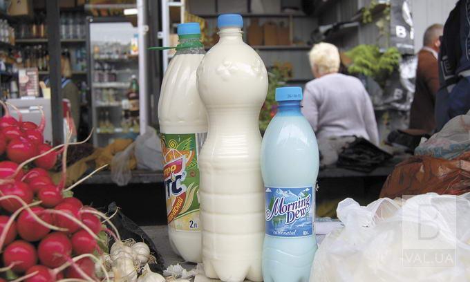 Бесіди, листівки, штрафи: як у Чернігові борються з продавцями молока у пластикових пляшках