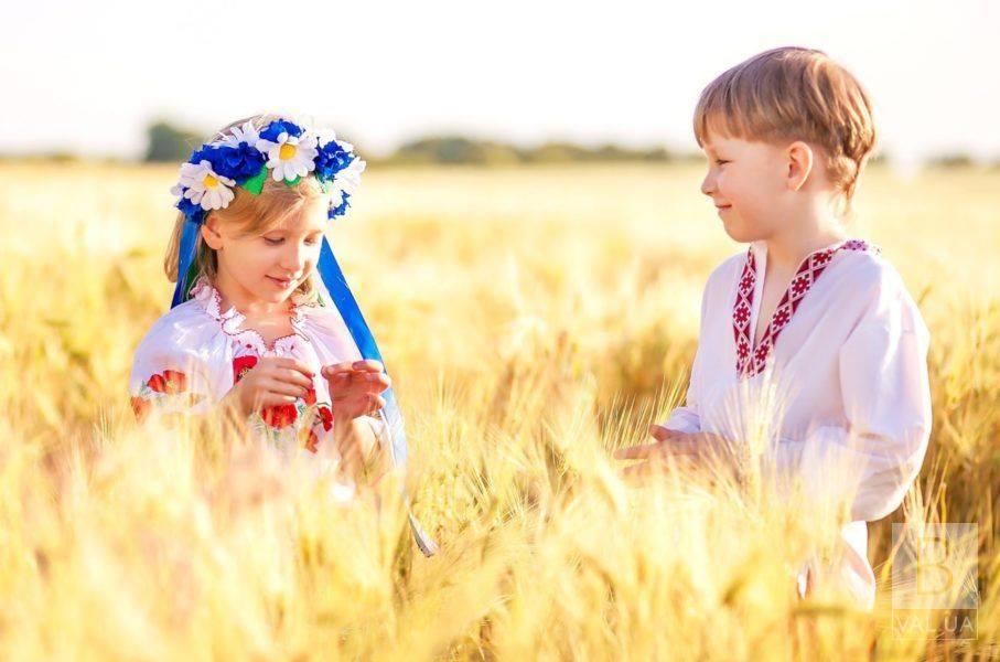 Майже половина українців розмовляє з родичами українською, - опитування