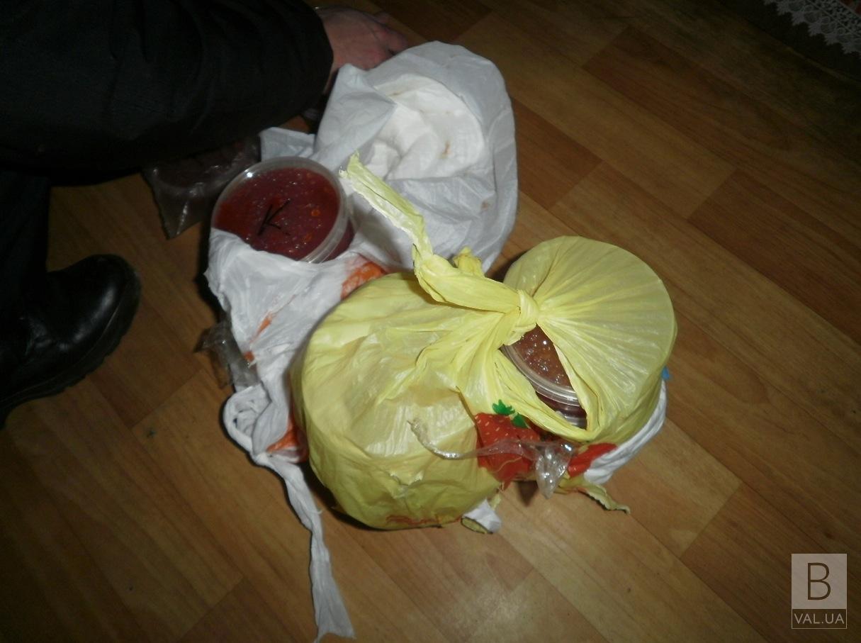 Громадянин Молдови намагався через кордон перевезти 14 банок червоної ікри