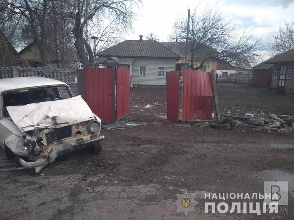На Черниговщине пьяный водитель протаранил забор и вдребезги разбил авто