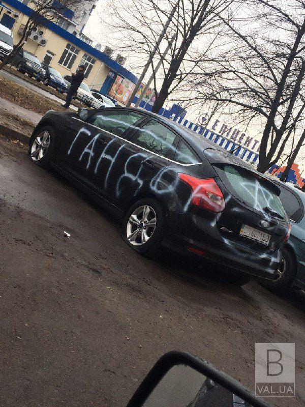 На Белова неизвестные «украсили» машину нецензурной надписью. ФОТОфакт