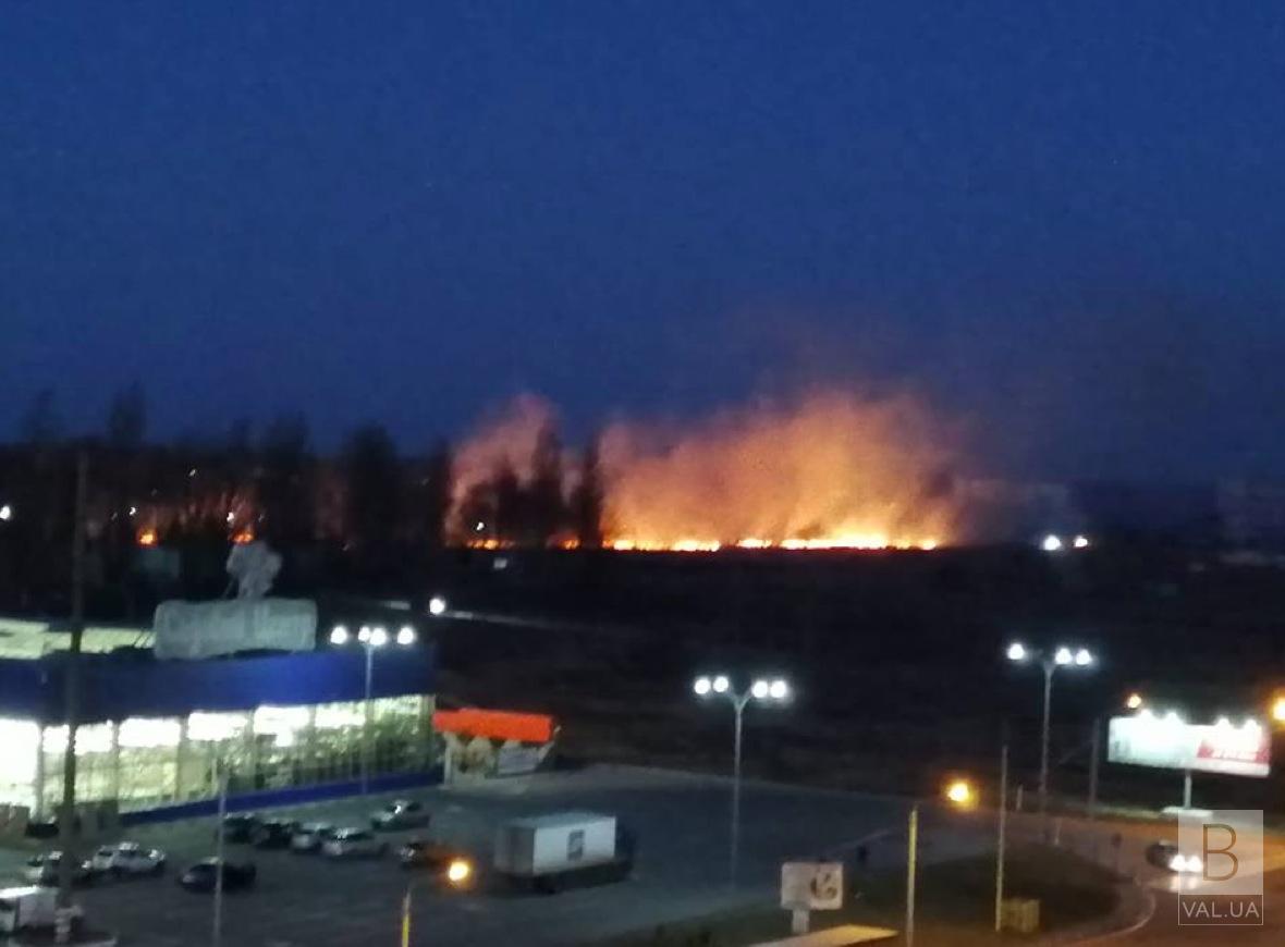Пожар возле Эпицентра: горит трава? ФОТОфакт