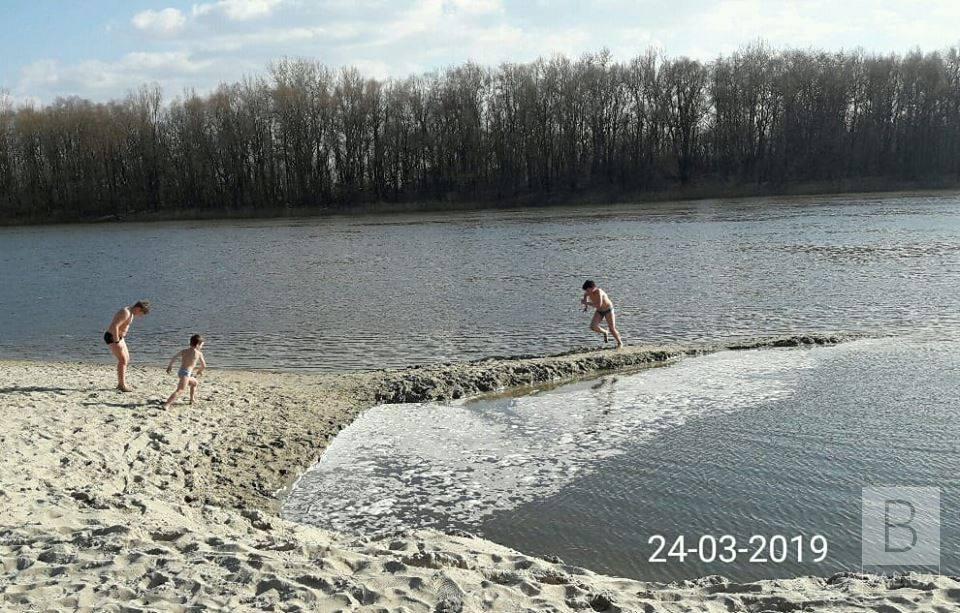 Черниговские дети открыли сезон купания? ВИДЕОфакт