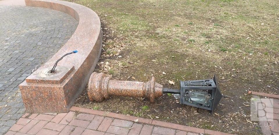 У Прилуках у центрі міста орудували вандали. ФОТО