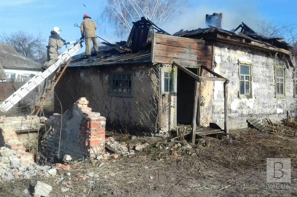 На Черниговщине мужчина поджигал траву, а сгорел дом. ФОТО
