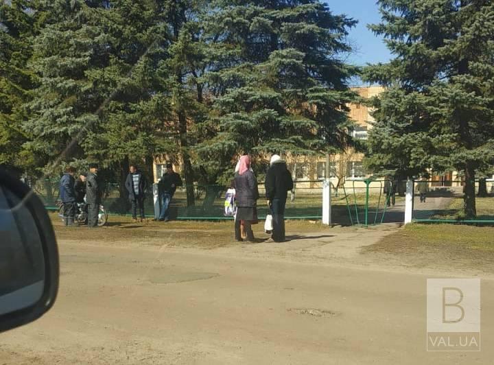 На Борзнянщині біля дільниць чергують люди зі списками «агітаторів» та «прихильників» ФОТО. ВІДЕО