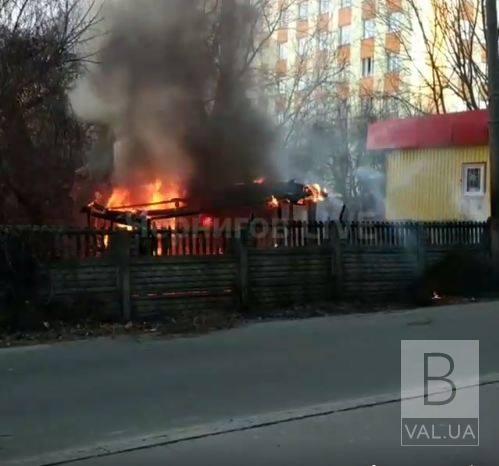 На Пирогова згоріла господарська будівля ВІДЕО