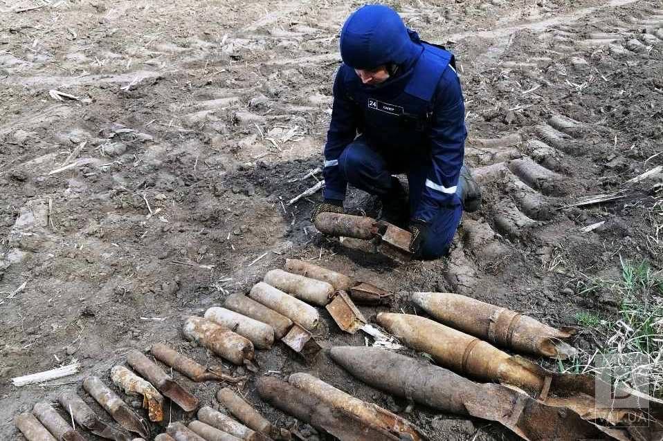 На Черниговщине пиротехники ГСЧС уничтожили 36 взрывоопасных предметов времен прошлых войн. ФОТО
