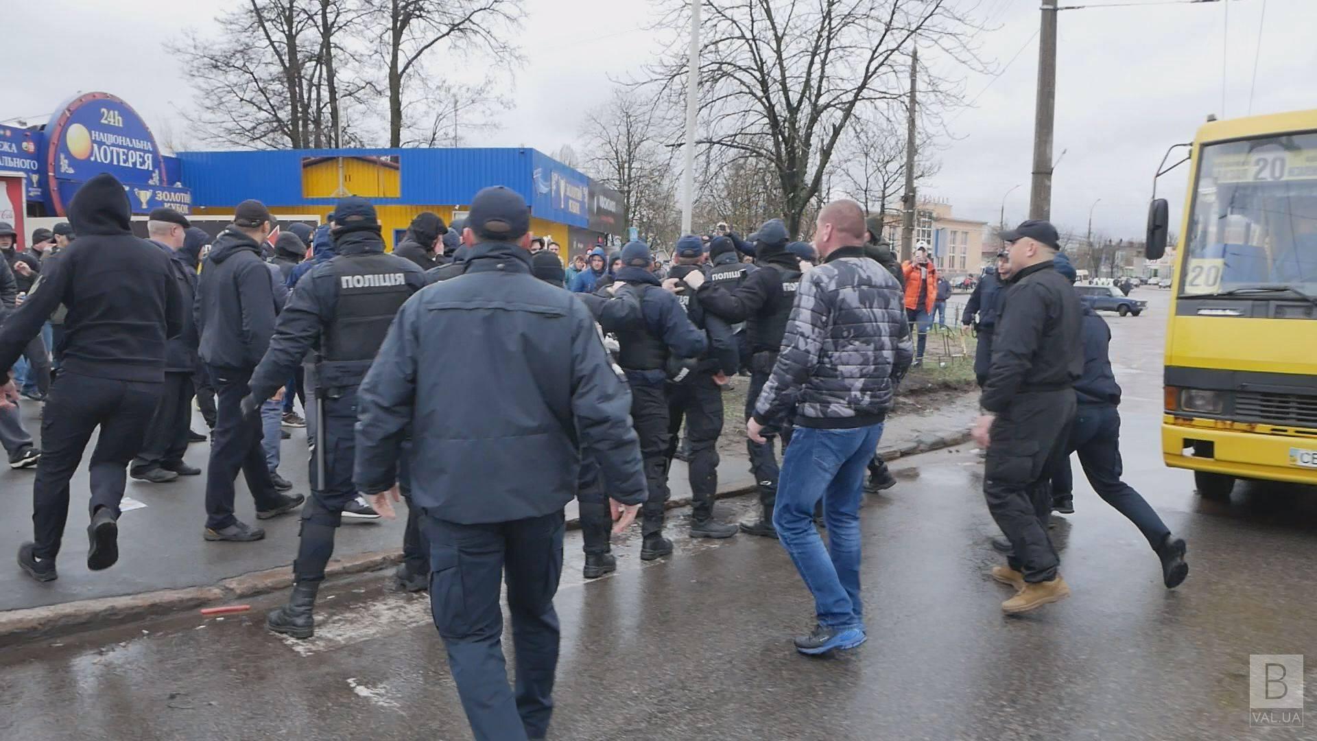 В Чернигове произошли столкновения с полицией из-за задержанное авто. ВИДЕО 