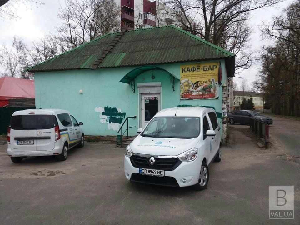 В Чернигове владелец кафе утилизировал канализационные стоки в выкопанной траншее рядом с заведением. ФОТО