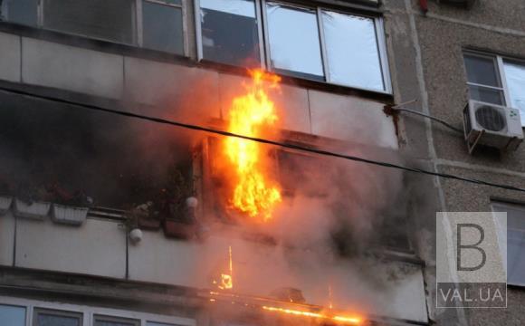 На Захисників України горіла квартира у багатоповерхівці: літня жінка отруїлася чадним газом