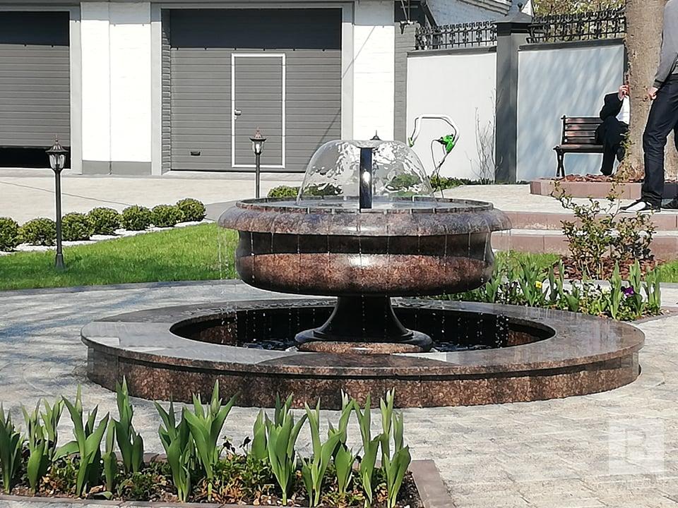 Во дворе Черниговского горсовета заработал новенький мини-фонтан. ФОТО