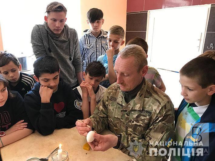 В Мариуполе бойцы роты «Чернигов» провели мастер-класс по росписи пасхальных яиц для воспитанников реабилитационного центра. ФОТО