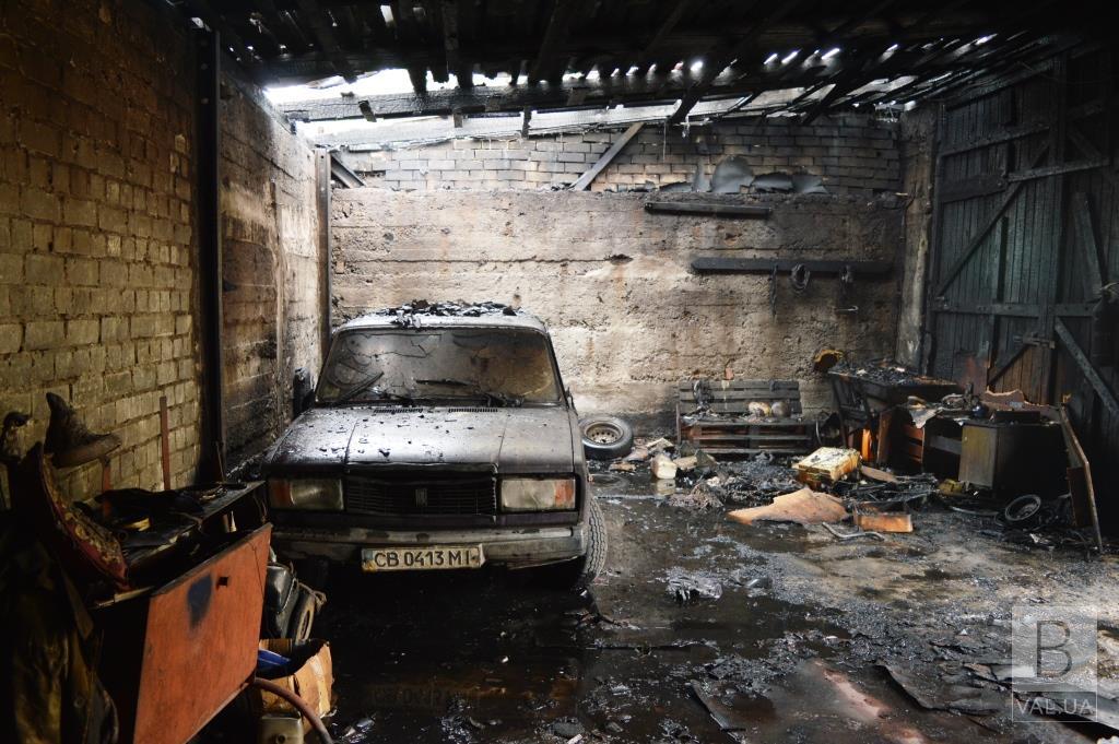 У Чернігові в гаражі згоріли три автівки. ФОТО