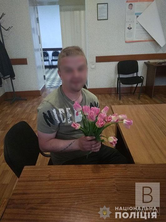 В центре Чернигова полиция задержала мужчину, который рвал тюльпаны с клумбы. ФОТО