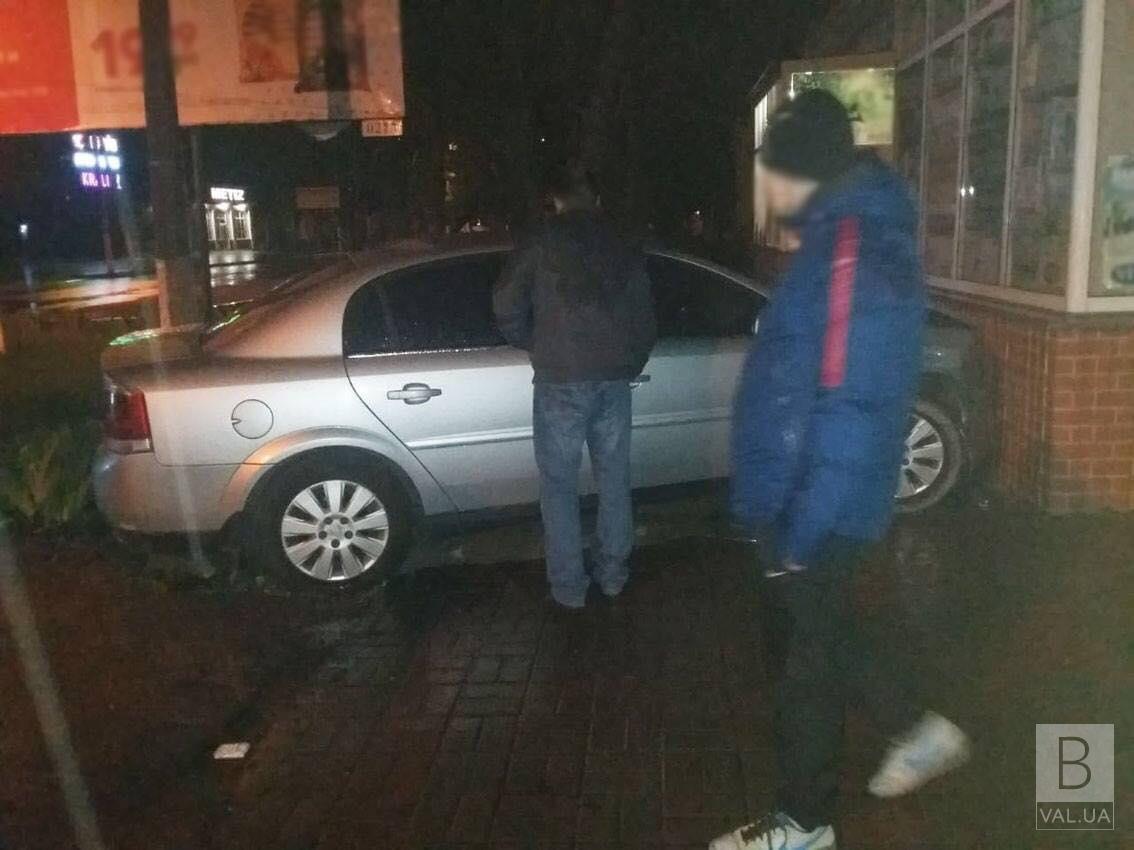 В Прилуках легковушка на высокой скорости врезался в магазин: пострадала пассажирка. ФОТО