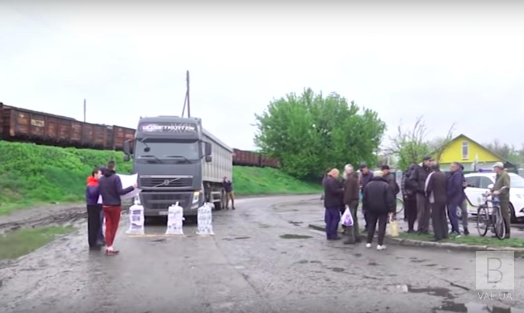 Акция протеста в Прилуках: людям загрязняет воздух зерносушилка ВИДЕО