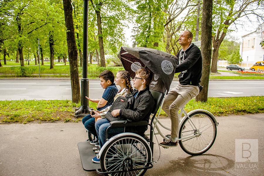 В Чернигове запустили экскурсии на велорікшах. ФОТОрепортаж