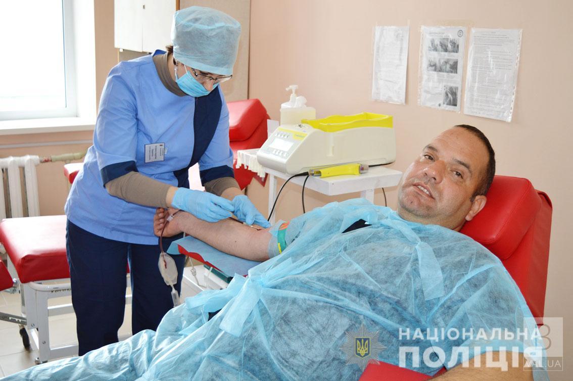 Корюковские полицейские сдали кровь для помощи пострадавшим в ДТП. ФОТО