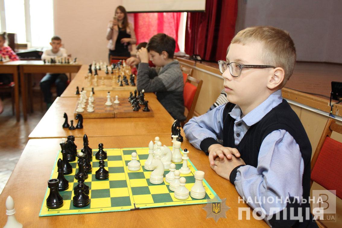 Чернігівські поліцейські зіграли в шахи зі школярами. ФОТО