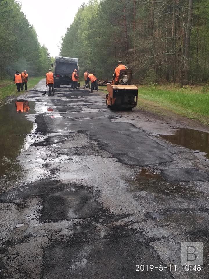 На Чернігівщині підряднику не заплатять за ремонт дороги під час дощу. ФОТО