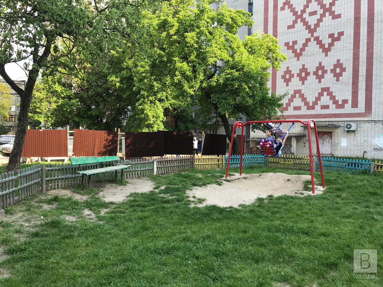 На Рокосовського еко-смітники встановлюють прямо на дитячому майданчику. ФОТО