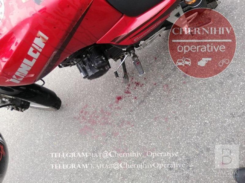 На проспекті Миру мотоцикліст зіткнувся з легковиком. ФОТОфакт
