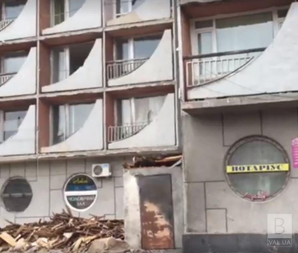 З будівлі аварійного «Градецького» впав шмат скла та пошкодив припарковану автівку ВІДЕОфакт