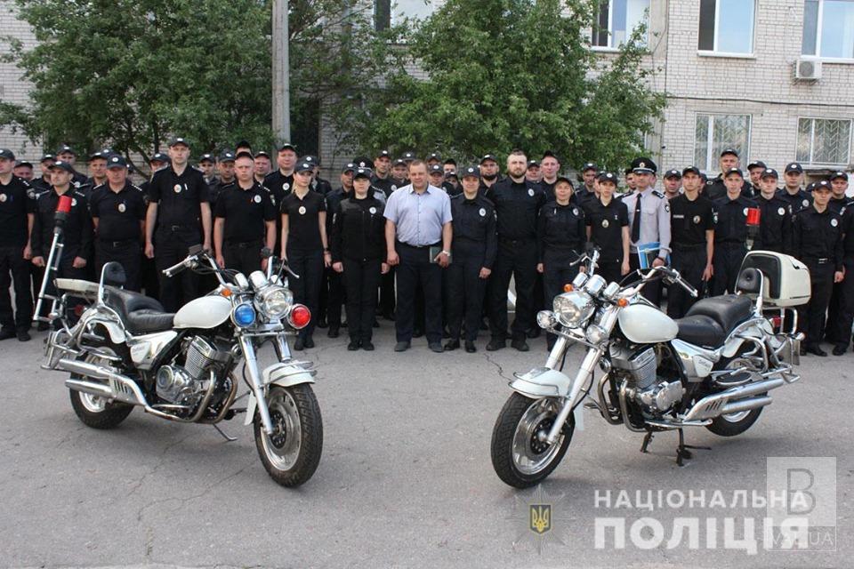 Двум лучшим участковым офицерам полиции передали служебные мотоциклы. ФОТО