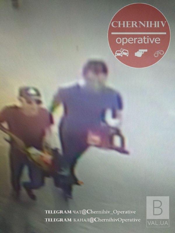 В Чернигове разыскиваются два парня, которые подозреваются в краже
