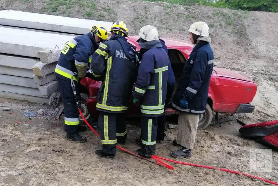 Спасатели освобождали тело водителя из покореженной машины: подробности смертельного ДТП у Нового Белоуса. ФОТО