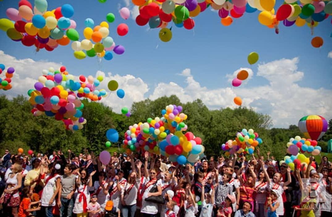 Туи вместо шариков: в Чернигове 17-я школа присоединилась к всемирному эко-челленджу