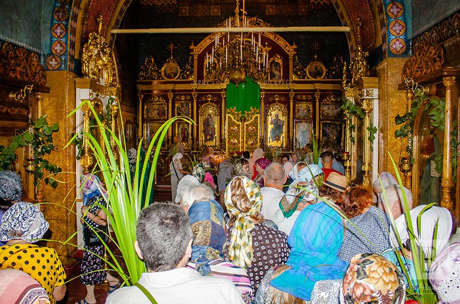 Зеленые праздники в Чернигове: как верующие празднуют Троицу. ФОТОрепортаж