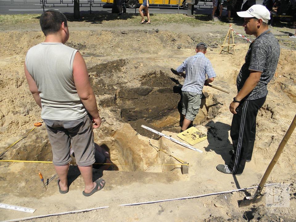 Скелет, сліди забудови та уламки скляних браслетів: знахідки археологів у центрі Чернігова