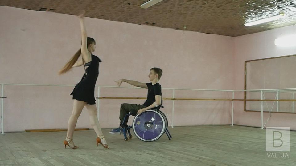 Не формат: в 11-му колегіумі прибрали зі сценарію випускного танець хлопчини в інвалідному візку ВІДЕО