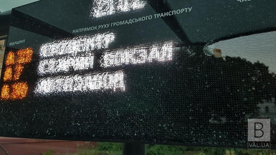В Чернигове неизвестные обстреляли информационное табло на остановке. ФОТОфакт