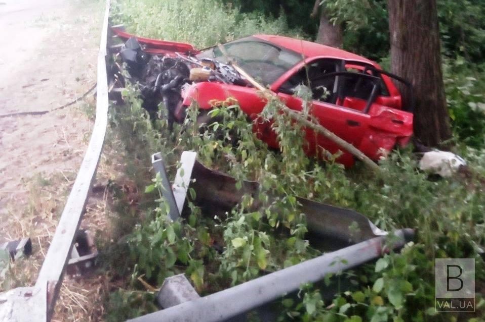 В Сновском районе Audi «отрикошетил» от отбойника и врезался в дерево: есть погибшие