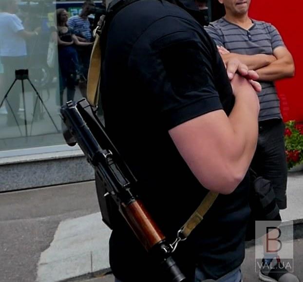 Кандидат в депутаты ходит по Чернигову с вооруженными автоматами охранниками. ФОТО