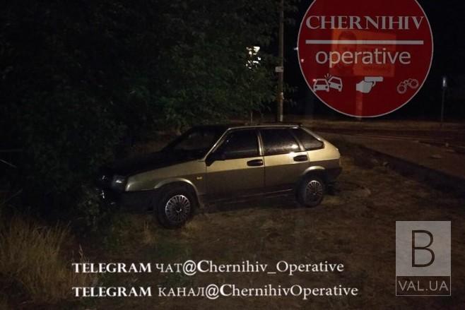 У Чернігові п’яний водій злетів з дороги. ФОТО