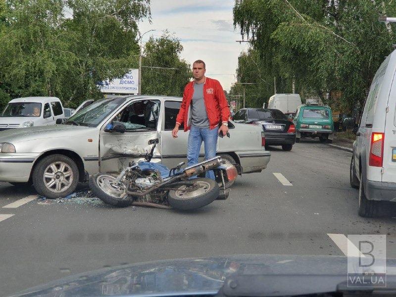 ДТП на Мазепы: мотоциклист въехал в легковушку. ФОТО
