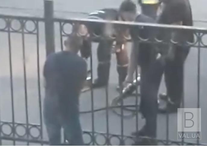 У Ніжині на вокзалі чоловік застряг головою у металевому паркані ВІДЕОфакт