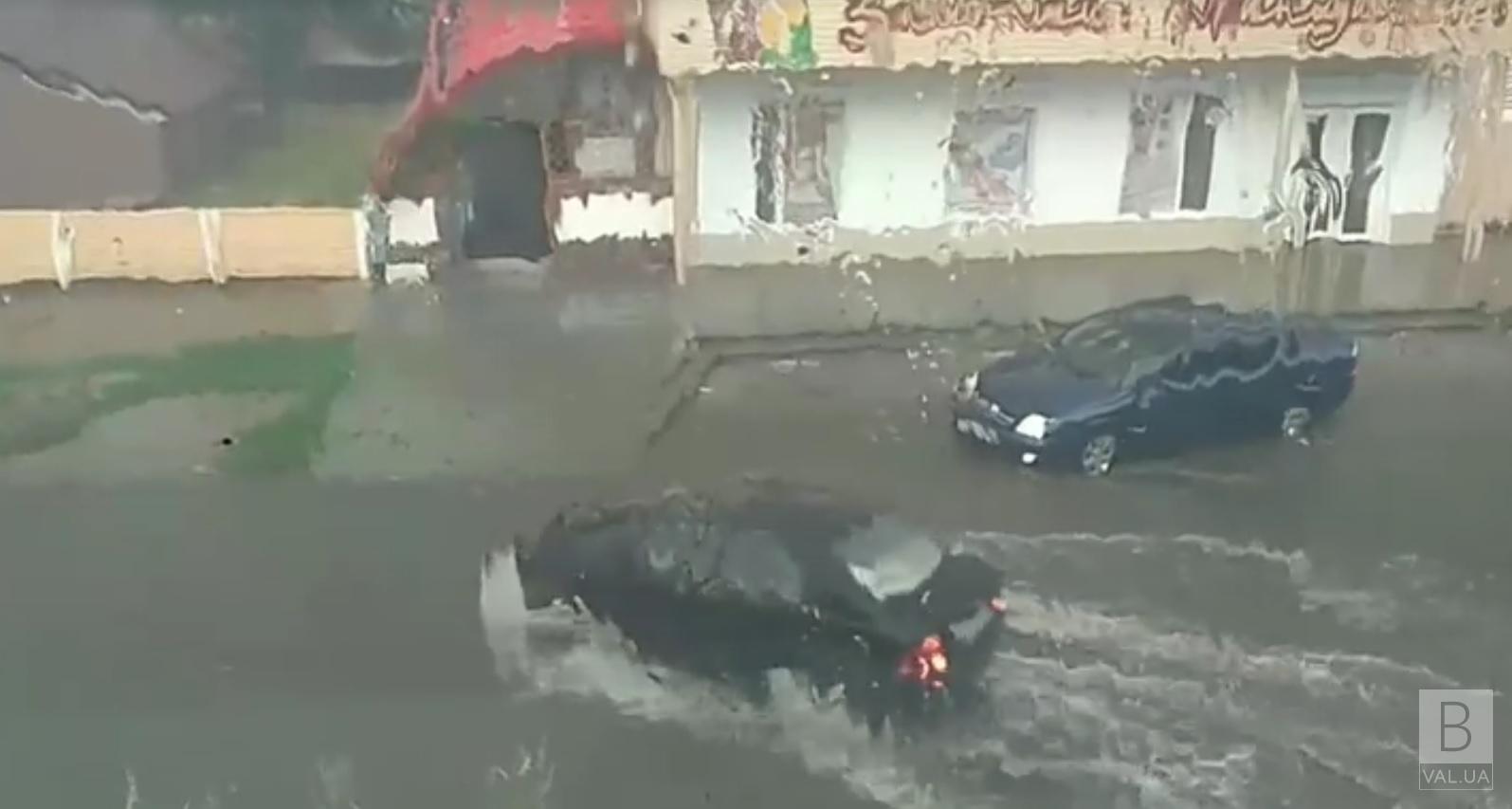 В Прилуках ливень затопил улицы. Видеофакт
