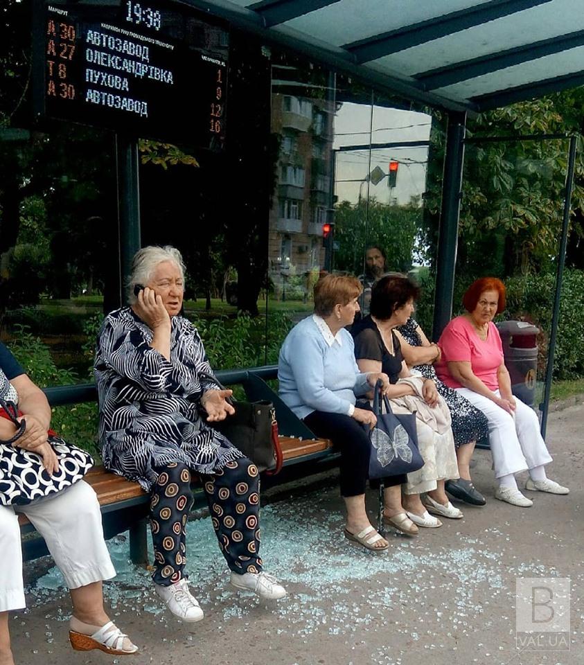 В Чернигове пострадала еще одна стеклянная остановка. ФОТОфакт