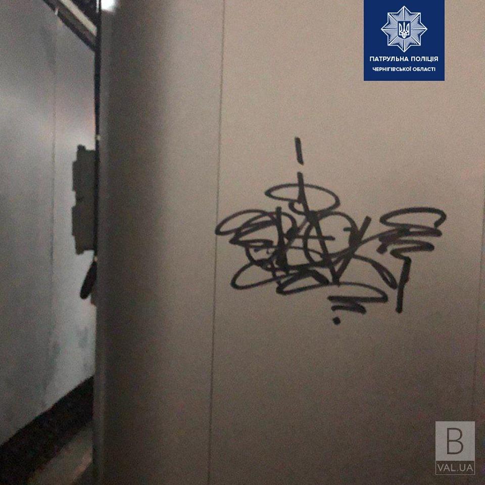 «Заради розваги»: патрульні виявили хлопця, який розмальовував стіни Драмтеатру. ФОТО