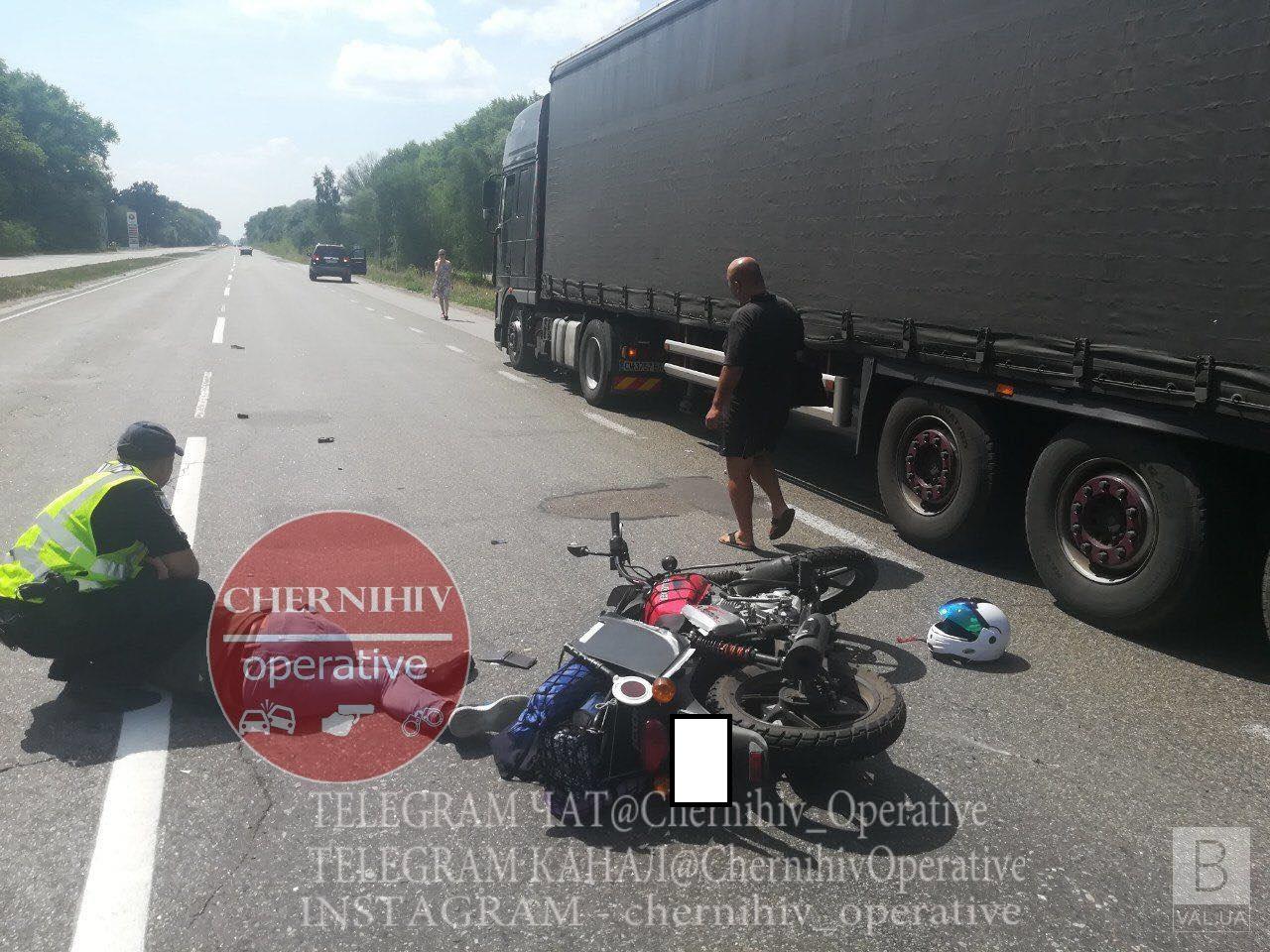 Смертельное столкновение: в Коптях мотоциклист влетел в фуру. ФОТОфакт