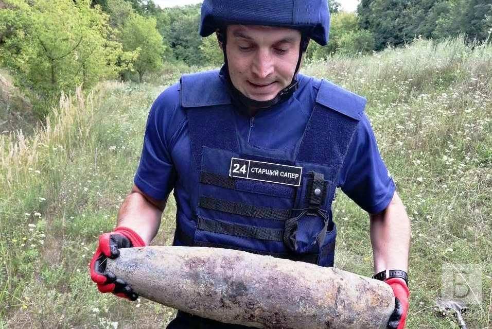 На Чернігівщині на спортивному майданчику знайшли два снаряди