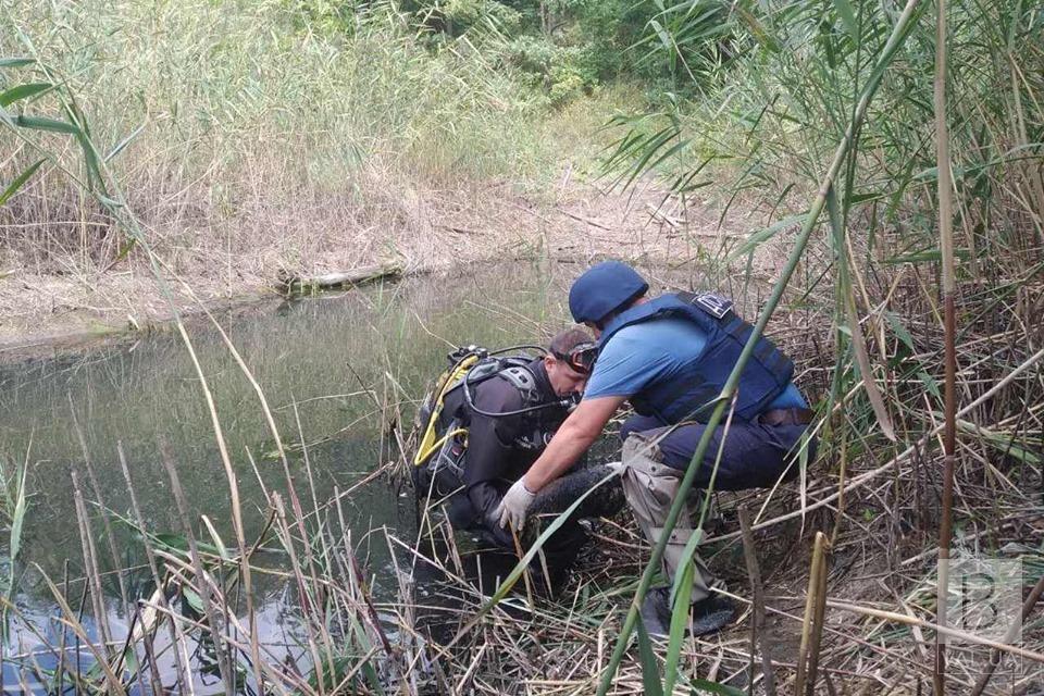 На Чернігівщині у водоймі група молодих людей знайшла артилерійський снаряд. ФОТО